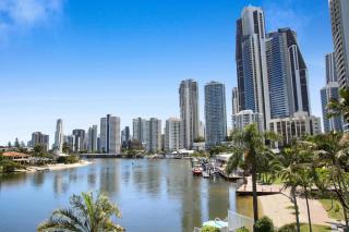 Stylish 2-Bed in Surfers Paradise with River Views - 9