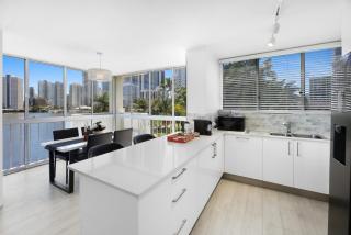 Stylish 2-Bed in Surfers Paradise with River Views - 7