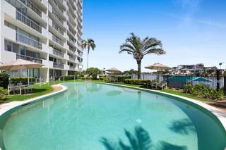 Stylish 2-Bed in Surfers Paradise with River Views - 6