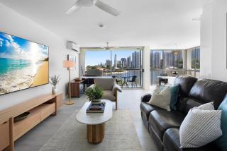 Stylish 2-Bed in Surfers Paradise with River Views - 5