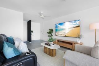 Stylish 2-Bed in Surfers Paradise with River Views - 4