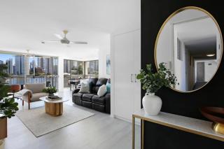 Stylish 2-Bed in Surfers Paradise with River Views - 2