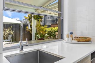 Premium 4-Bed Coastal Escape with BBQ and Pool - 2