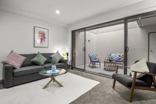 Bustling Fitzroy Eateries and Bars Nearby - 4