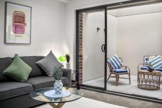 Bustling Fitzroy Eateries and Bars Nearby - 3