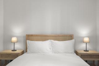 Bustling Fitzroy Eateries and Bars Nearby - 2