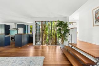 Elegant 3-Bed Home with Games Room & Balcony - 9