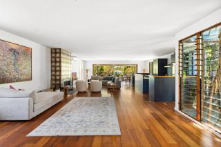 Elegant 3-Bed Home with Games Room & Balcony - 7