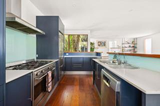 Elegant 3-Bed Home with Games Room & Balcony - 2