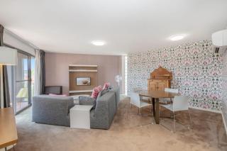 Sleek 2-Bed Apartment in Vibrant Kingston - 7