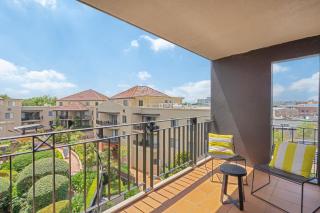 Sleek 2-Bed Apartment in Vibrant Kingston - 6