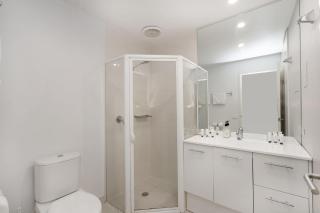 Sleek 2-Bed Apartment in Vibrant Kingston - 4