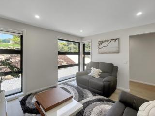 Spacious 4-Bed House Near Batemans Bay Centre - 3
