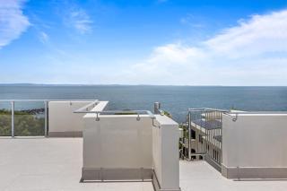 Stylish 3-Bed Apartment in Coastal Redcliffe - 5