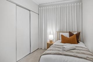 Stylish 3-Bed Apartment in Coastal Redcliffe - 2