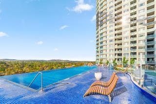 Bright 2-Bed Apartment with Scenic Balcony - 9