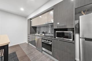 Bright 2-Bed Apartment with Scenic Balcony - 8