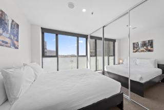 Bright 2-Bed Apartment with Scenic Balcony - 5