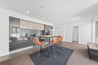 Bright 2-Bed Apartment with Scenic Balcony - 4