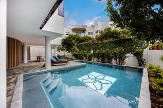 Coastal Bliss: 3-Bedroom Retreat with Pool - 9