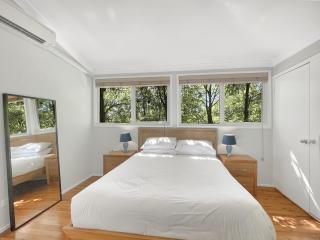 Riverside 3-Bed Townhouse with Spacious Deck & BBQ - 7