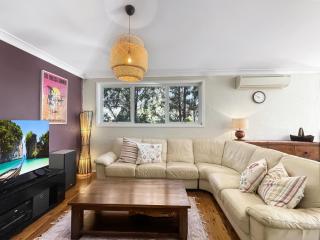 Riverside 3-Bed Townhouse with Spacious Deck & BBQ - 5