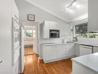 Riverside 3-Bed Townhouse with Spacious Deck & BBQ - 3