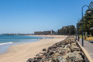 Quiet 2-Bed Retreat with Private Courtyard - 4