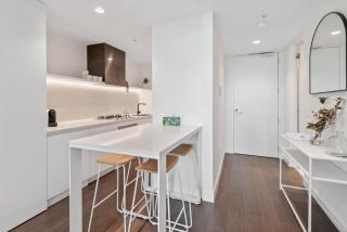 Chic 2-Bed with Free Parking in South Yarra - 7