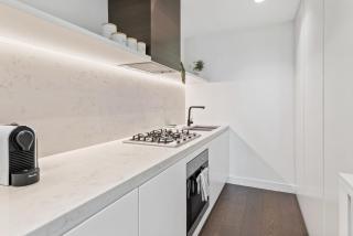Chic 2-Bed with Free Parking in South Yarra - 8