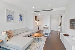 Chic 2-Bed with Free Parking in South Yarra - 4