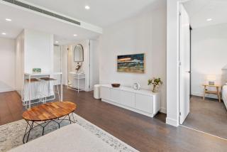 Chic 2-Bed with Free Parking in South Yarra - 3