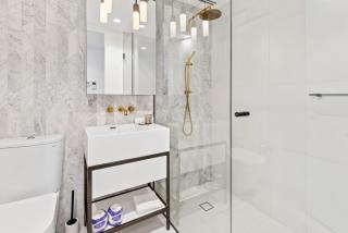 Chic 2-Bed with Free Parking in South Yarra - 1