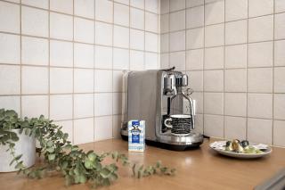 Classic 1-Bed City Stay Near Eateries and Laneways - 6