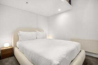 Classic 1-Bed City Stay Near Eateries and Laneways - 5
