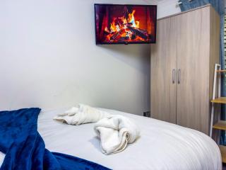 The Purple 5BR House By AltoLuxoExperience Short Lets & Serviced Accommodation With Free Parking - 4