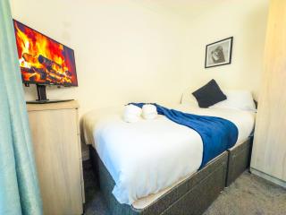 The Purple 5BR House By AltoLuxoExperience Short Lets & Serviced Accommodation With Free Parking - 2