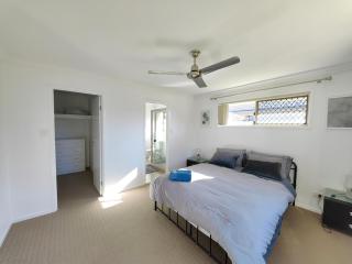 Stylish Cosy Retreat in North Lakes all Air-Con - 8
