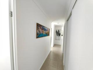 Stylish Cosy Retreat in North Lakes all Air-Con - 5