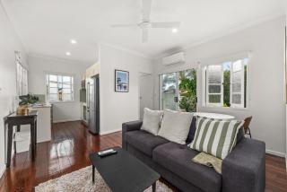 Charming 1-Bed Cottage with Garden Retreat - 5