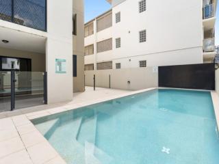Central South Brisbane Stay with Pool Access - 6