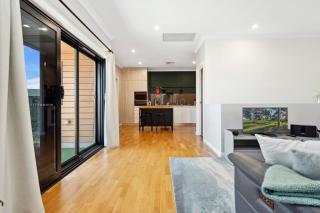 Bright 2-Bed Townhouse with Balcony & Garage - 4