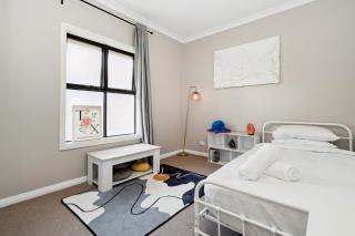 Bright 2-Bed Townhouse with Balcony & Garage - 2