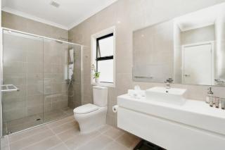 Bright 2-Bed Townhouse with Balcony & Garage - 1