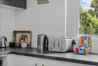 Charming 3-Bed Home Near Sunshine Coast - 6