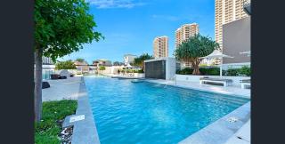 Modern 2-Bed with Pool Access in Surfers Paradise - 5