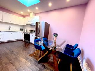 Quiet King Bedroom near DT Toronto - 4