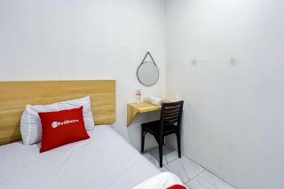 RedDoorz at PB Inn near Stasiun Juanda - 6