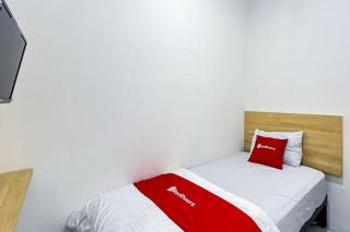 RedDoorz at PB Inn near Stasiun Juanda - 1