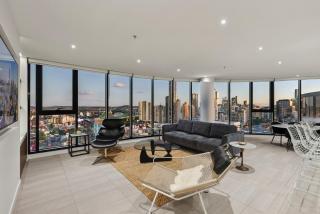 Fortitude Valley 3-Bed, Top Floor and Bridge View - 0